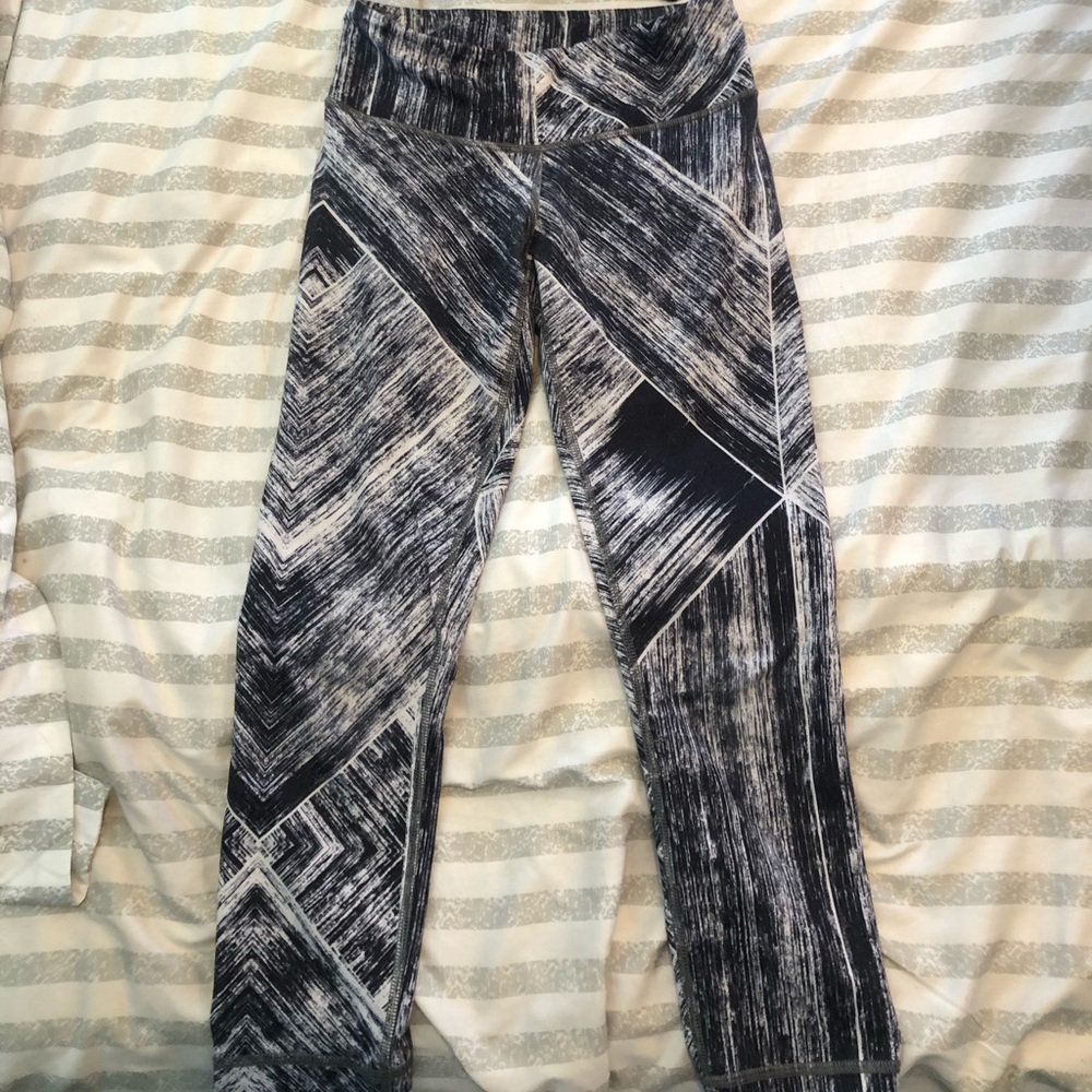 COPY - Lululemon Brushstroke B&W Crops Wunder